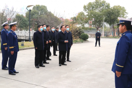 市委书记张坤带队走访慰问驻泰部队及常泰长江大桥建设指挥部